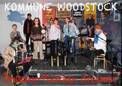 Kommune-Woodstock_Postfarte_Gruppe-Ohne-Sekt_hell.jpg
