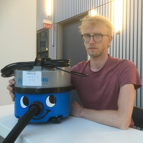 Nils Weishaupt (Raunen) posiert mit einem Staubsauger